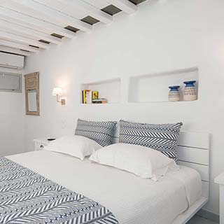 La chambre principale avec un lit double à la Villa River à Sifnos