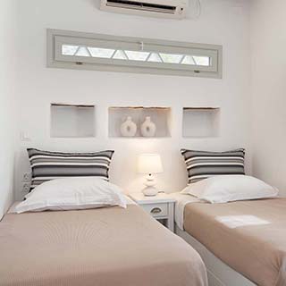 La deuxième chambre à coucher avec des lits simples