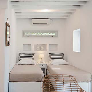 La deuxième chambre à coucher avec des lits simples