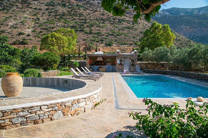 Ο κήπος με τα δέντρα στο Villa River στη Σίφνο