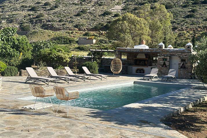 La piscine dans le jardin de Villa River à Sifnos