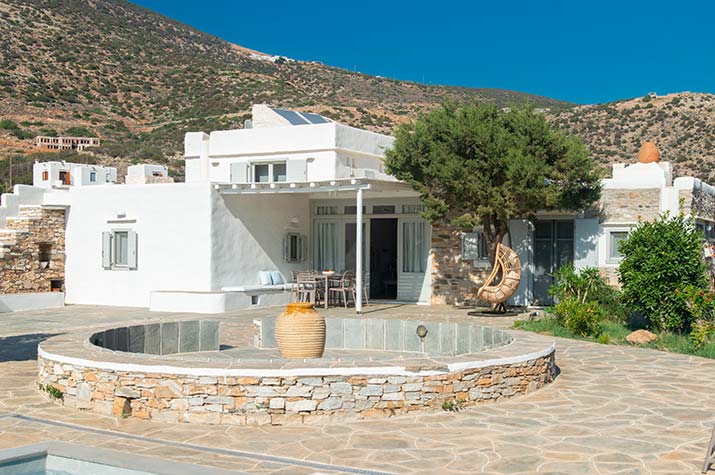 Η πισίνα στον κήπο του Villa River στη Σίφνο