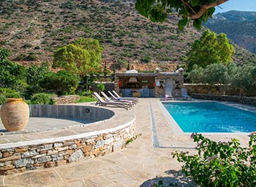 Vue sur le jardin et la piscine