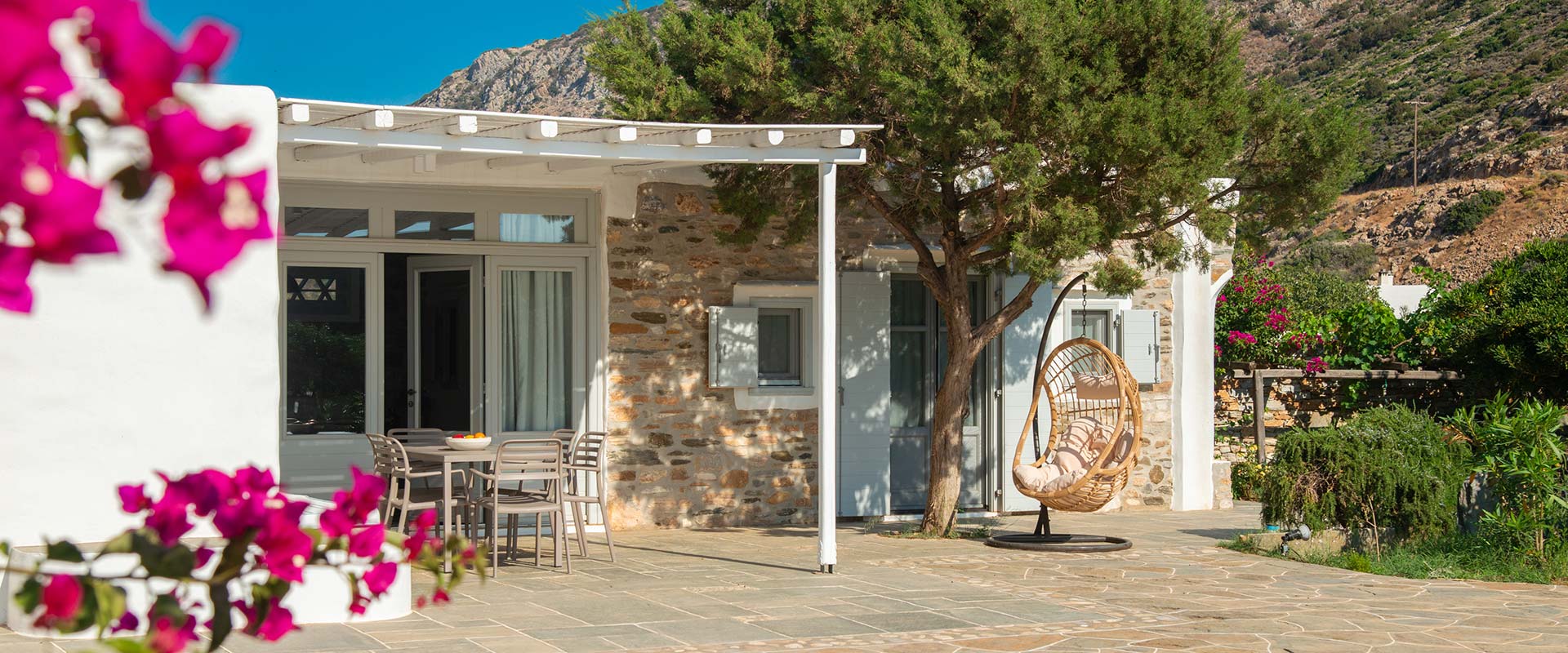 La cour pavée de Villa River à Sifnos