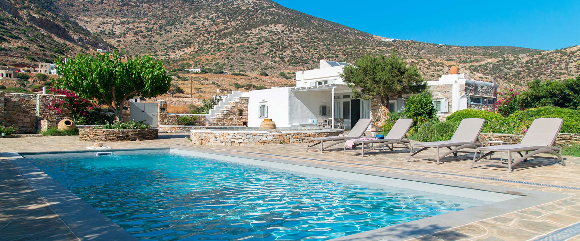 La cour pavée de Villa River à Sifnos